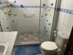 een badkamer met een douche, toilet en wastafel bij Casa no cumbuco in Caucaia +26 foto's