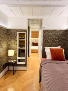 Un dormitorio con una cama y una mesa con una lámpara. en Little Escape House with Sauna & perfect Location, en Thun