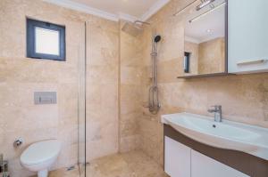 een badkamer met een toilet, een wastafel en een douche bij Villa Vala in Kalkan +23 foto's