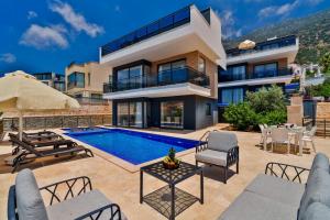 een afbeelding van een villa met zwembad bij Villa Vala in Kalkan