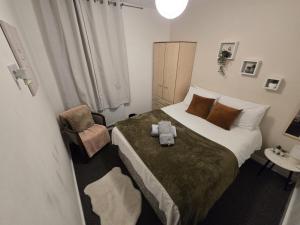 een slaapkamer met een bed met een teddybeer erop bij Room 2 Shared House in L7 in Liverpool