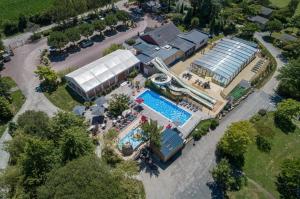 eine Luftaufnahme eines Resorts mit Swimmingpool in der Unterkunft Camping 4 étoiles - Parc aquatique - ccbcbhg in Caro