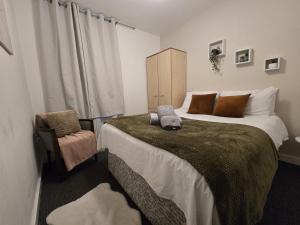 een slaapkamer met een groot bed en een stoel bij Room 2 Shared House in L7 in Liverpool