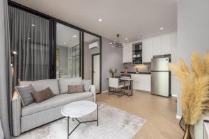 Nhà bếp/bếp nhỏ tại Porto 1BR Pool Access Suite at Title Legendary by TropicLook +75 ảnh