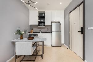 Nhà bếp/bếp nhỏ tại Porto 1BR Pool Access Suite at Title Legendary by TropicLook