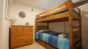 ein Schlafzimmer mit einem Etagenbett und einem Etagenbett in der Unterkunft Edificio Sir William - Punta hermosa - Lima, Peru in Punta Hermosa