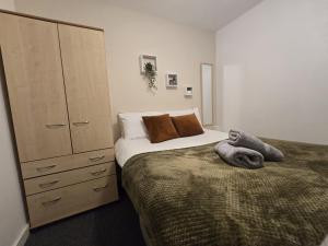 een slaapkamer met een groot bed en een ladekast bij Room 2 Shared House in L7 in Liverpool