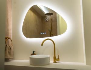 een badkamer met een wastafel en een spiegel bij Kj Homes in Prénatier +5 foto's