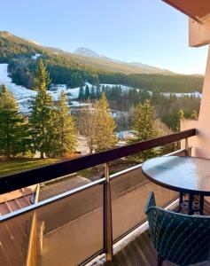een balkon met een tafel en uitzicht op een meer bij Kj Homes in Prénatier