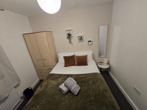 een kleine slaapkamer met een groot bed met 2 kussens bij Room 2 Shared House in L7 in Liverpool