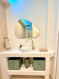 een badkamer met een wastafel en een spiegel bij Kj Homes in Prénatier