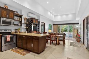 O bucătărie sau chicinetă la Roca Blanca -Private Pool- Near To Conchal & Flamingo Beach