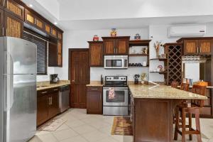 O bucătărie sau chicinetă la Roca Blanca -Private Pool- Near To Conchal & Flamingo Beach