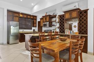 O bucătărie sau chicinetă la Roca Blanca -Private Pool- Near To Conchal & Flamingo Beach +45 fotografii