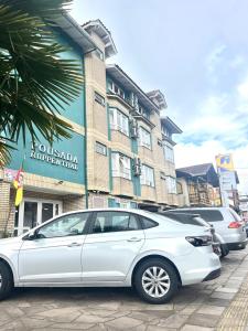カネラにあるPousada Ruppenthalの建物の前に駐車された白い車