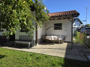 una casa con una mesa y un banco en un patio en Knusperhaus mit Garten, en Salzburgo
