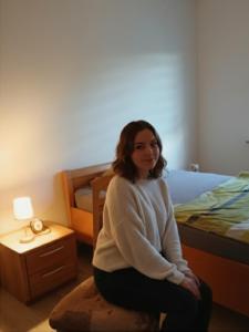 Doppelbett für Zwei في دينسلاكن: امرأة تجلس على الأرض في غرفة النوم