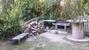 un tavolo da picnic, una catasta di legna da ardere e una panca di Isla La Paz a Tigre