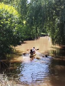 Un gruppo di persone su una barca su un fiume di Isla La Paz a Tigre