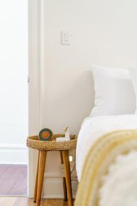 um quarto com uma cama e uma mesa lateral em Jungle House Luxury Homes - Columbus Downtown Short North - Walk to Convention Center & Nationwide Arena - Sleeps up to 8 - Free Parking - Over 5,800 Five Stars em Columbus