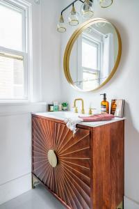 Galería fotográfica de Jungle House Luxury Homes - Columbus Downtown Short North - Steps to Convention Center & Nationwide Arena - Sleeps up to 8 - Free Parking - Over 5,800 Five Stars en Columbus