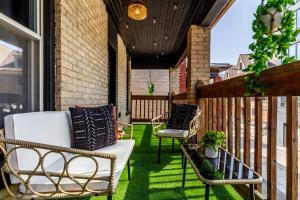 Un lugar para sentarse en Jungle House Luxury Homes - Columbus Downtown Short North - Steps to Convention Center & Nationwide Arena - Sleeps up to 8 - Free Parking - Over 5,800 Five Stars
