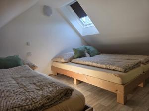 Un dormitorio con dos camas y una ventana. en Knusperhaus mit Garten, en Salzburgo