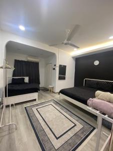 Un dormitorio con dos camas y una alfombra. en The Majestic Home Ampang, en Kuala Lumpur