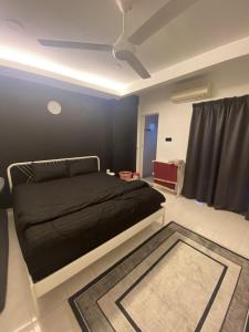 1 dormitorio con cama negra y pared negra en The Majestic Home Ampang, en Kuala Lumpur