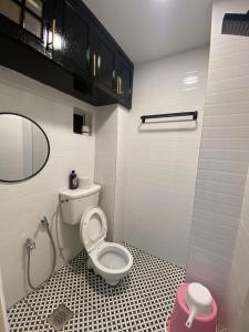 Un pequeño baño con inodoro y espejo. en The Majestic Home Ampang, en Kuala Lumpur