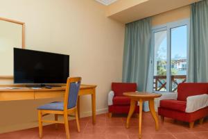 Et tv og/eller underholdning på Jaz Sharm Dream Vacation Club Time Share - Reservation only on Saturdays - Min stay 7 Days + 8 billeder