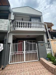 una casa con una puerta blanca y un porche en The Majestic Home Ampang, en Kuala Lumpur 18 fotos más