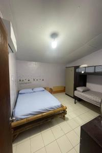 Un dormitorio con una cama y literas. en Noahs Ark Bar Restaurant Hostel, en Ban Nong Chaeng