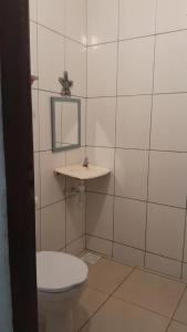 een badkamer met een toilet en een spiegel bij Casa dunas in Guajiru