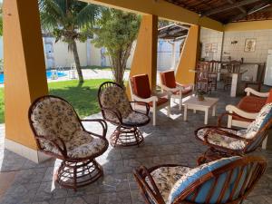 een groep stoelen op een terras bij Casa no cumbuco in Caucaia