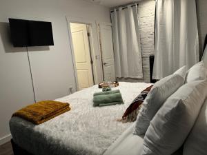 Fotografie z fotogalerie ubytování Jungle House Columbus Downtown Free Parking Sleeps 8 - Steps to Convention Center & Nationwide Arena - 2BR Short North Luxury Home - Over 5,800 Five Star Stays v destinaci Columbus + 13 fotografií