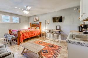 Ένα ή περισσότερα κρεβάτια σε δωμάτιο στο 1 Mi to Ruidoso Winter Park! Studio with Pool Access