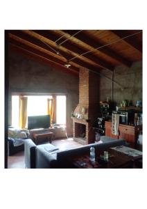 a living room with a couch and a table at Casa de montaña 