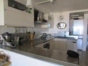 Kuchyň nebo kuchyňský kout v ubytování T3 spacieux face mer, climatisé, pour 4-6 pers avec parking - FR-1-803-3 + 6 fotografií