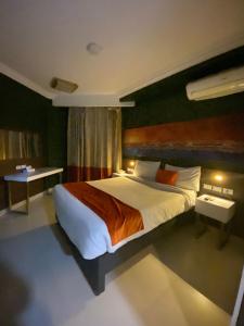 Postel nebo postele na pokoji v ubytování Nile Plaza Suites