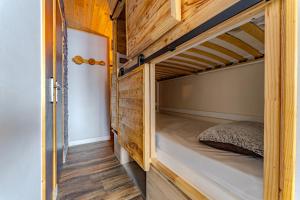 een houten stapelbed in een tiny house bij Cosy 5 persons / Ski In Ski out in Val Thorens