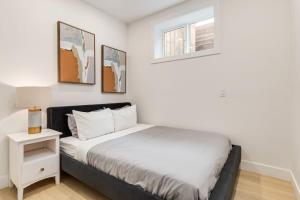 Ένα ή περισσότερα κρεβάτια σε δωμάτιο στο Perfect for Long Stays Free Parking Pets Allowed +18 φωτογραφίες