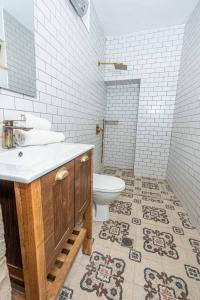 Et badeværelse på Moses Luxury apartments 36 b