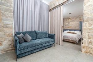 En eller flere senge i et værelse på Moses Luxury apartments 36 b