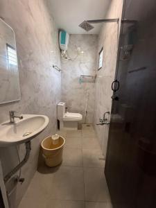 een badkamer met een wastafel en een toilet bij TVK Grands 7 - Premium Two Bedroom Apartment in Coimbatore +43 foto's