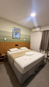 een slaapkamer met een groot bed in een kamer bij Limeira Plaza Hotel in Limeira +53 foto's