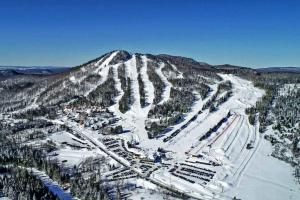 Spa & Nature view - Alpenglow في Sainte-Germaine-du-Lac-Etchemin: اطلالة جوية على منتجع التزلج في الثلج