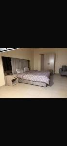 una camera da letto con un letto e un divano di استديو غرفه واحد ودورة مياه ad Al Kharj 1 altra foto