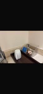 un bancone della cucina con un vassoio di cibo su un tavolo di استديو غرفه واحد ودورة مياه ad Al Kharj