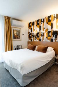 a bedroom with a large white bed in a room at Best Western Hotel Acadie Paris Nord Villepinte in Tremblay En France +55 photos